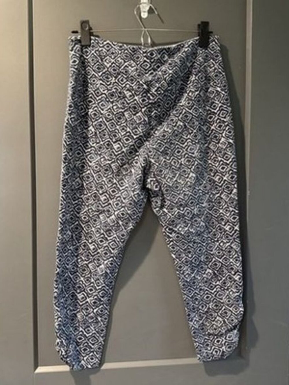 Sunday Women's Capri Leggings w/ruched sides hem Navy print Size L